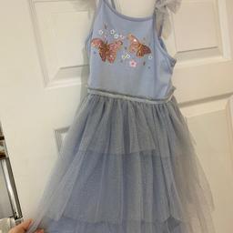 Beautiful party dress
Worn only once for a party lots more wear left but my daughter has grown it no longer fits!

Comes from clean, pet and smoke free home.