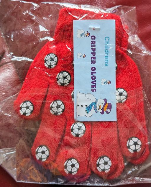 Buy & Sell Blaenau Gwent Georgetown - Blaenau Gwent - Photos for Children's gripper red ⚽football gloves. New