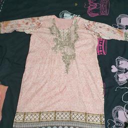 peach 3 piece salwar kameez embroidered neckline rest is priunt has been worn . fully lined kameez, chiffon dupatta , belted salwar. suit is in good condition. brand is rangrasiya
measurements
legnth 41 inches
shoulder 17 inches
Hips 26 inches
chest 25 inches