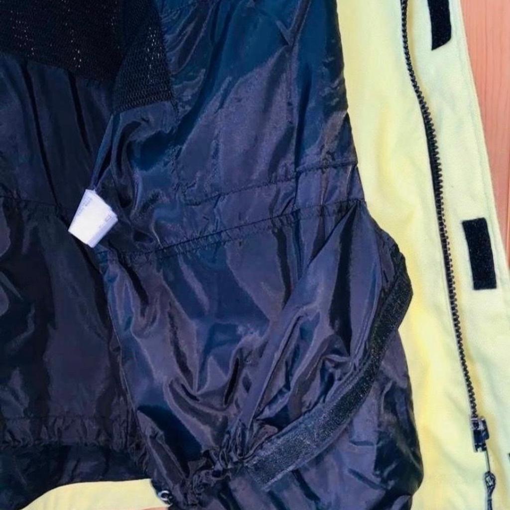 Neongelbe Snowboard-Jacke von Killer Loop USA in Größe L. Reflektorstreifen, Innentaschen, Zugbänder. Pflegeleicht, maschinenwaschbar. Sehr guter Zustand aus Nichtraucherhaushalt. Versand ist möglich.