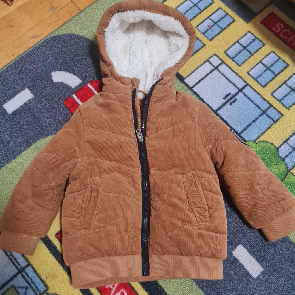 Ich verkaufe eine neuwertige Jacke für ein 2-jähriges Kind in der Größe 92