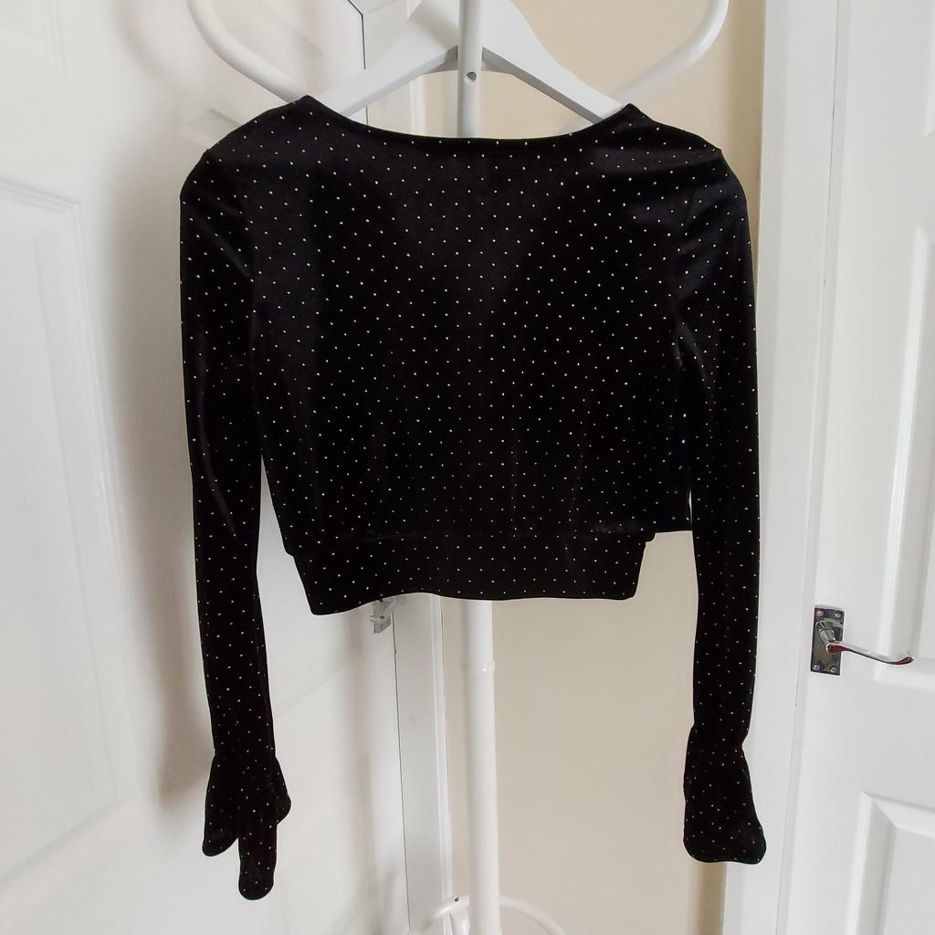 Blouse ”River Island” Velour

 With Yellow Metal Stones

 Black Colour

Good Condition

Actual size: cm

Length: 37 cm

Length: 20 cm from armpit side

Shoulder width: 36 cm

Length sleeves: 60 cm

Volume hands: 35 cm

 Volume chest: 80 cm – 86 cm

Volume waist: 70 cm - 74 cm

Size: 8 (UK) Eur 34

93 % Polyester
 7 % Elastane

Made in Morocco