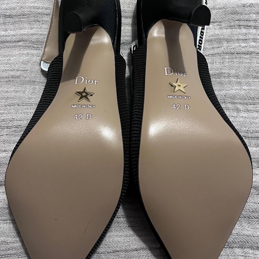 Brand new never worn

Size EU 42 (UK 8) but fits more like UK 7.5

Comes with shoe box, dust bag & recipe card shown in photos

From a smoke-free / pet-free home
