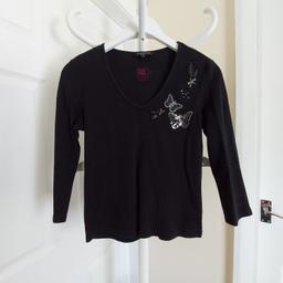 Jumper " Debenhams" Collection

 Black Colour

 Good Condition

Actual size: cm

Length: 53 cm front

Length: 54 cm back

Length: 33 cm from armpit side

Shoulder width: 36 cm

Length sleeves: 44 cm

Volume hands: 35 cm

Breast volume: 80 cm – 90 cm

Volume waist: 75 cm – 80 cm

Volume hips: 78 cm – 90 cm

Size: 10 (UK) Euro 38

100 % Cotton

Made in China