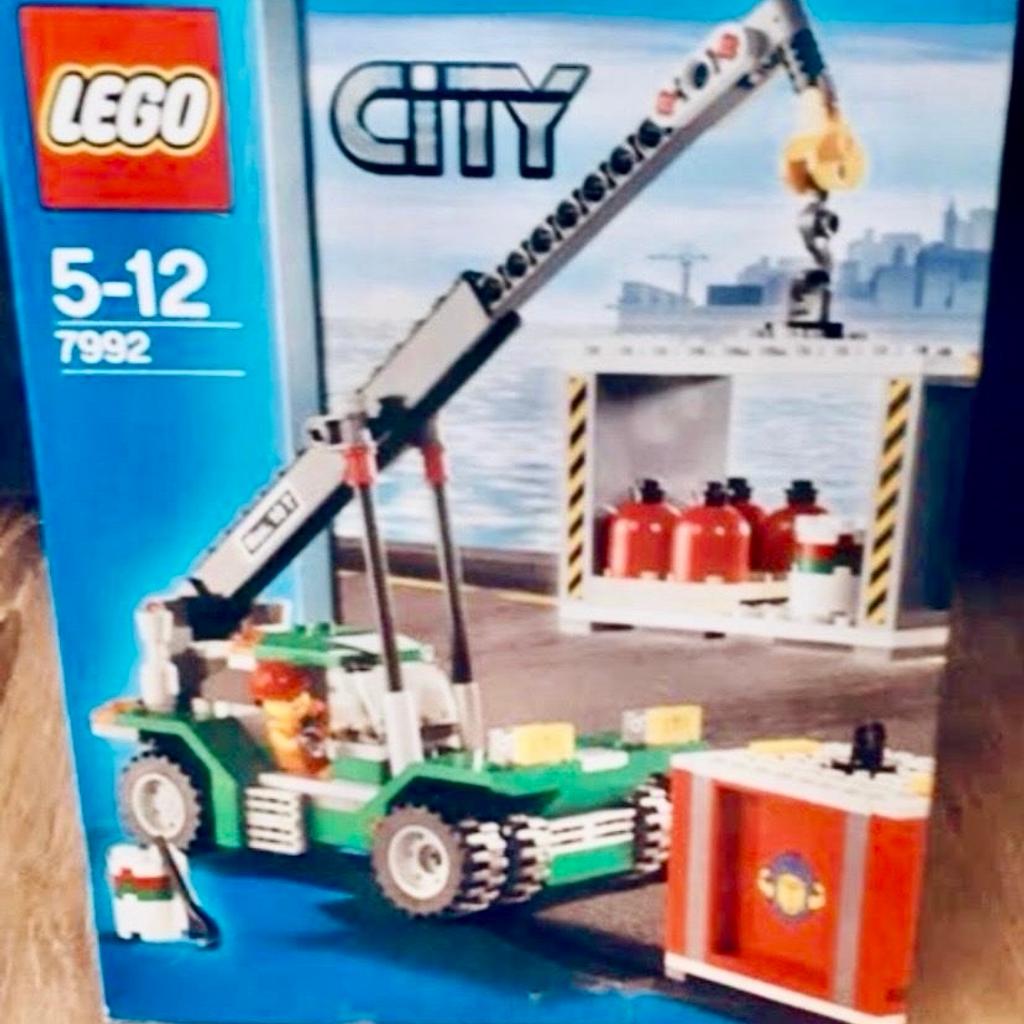 Sammlerstück: Containerstapler von LEGO City in einwandfreiem Zustand aus Nichtraucherhaushalt. Unbespielt, nur aufgebaut. Versand ist möglich.