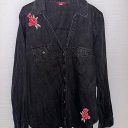Guess black rose stitched shirt
Size L (large)
Used - good condition, general signs of wear

#guess #guesstop #blackshirt #guessshirt #roses