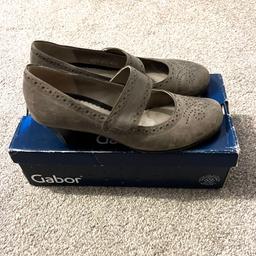 Hi and welcome to this gorgeous looking ladies Gabor Mary Jane Leather Court Shoes Size Uk 6 in mint condition coming with another Gabor box thanks