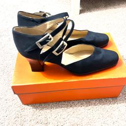 Hi and welcome to this gorgeous looking ladies Vintage Cesare Catini genuine Suede Leather Court Shoes Size Uk 6 Eur 39 in mint condition under sole well maintained professional more solid thanks