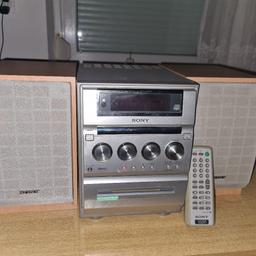 Zum verkaufen ist eine Mini sterio Anlage Radio CD Kassetten Teil verkauft wird sie für BASTLER ich habe sie bekommen laut verkäufer funktioniert alles ich komme nicht zurecht darum wird sie für BASTLER ANgeboten