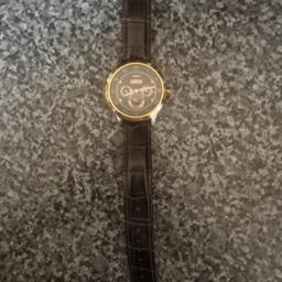 Men's Timex 1864 automatic annual calendar watch. T2N290, with leather strap. In good condition cosmetically but has some scratches/scuffs on the outer face but nothing major, still in good condition.
