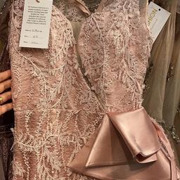 Nur einmal getragen
Wurde von einer Boutique aus Schweden bestellt (SE.Fashion 

Sehr hochwertiges Material und wunderschöne Spitze !
Farbe ist rosé farben

Kaufpreis war 450€

#verlobung #verlobungskleid #abendkleid #hochzeit #ballkleid #schweden #langeskleid
#teranicouture