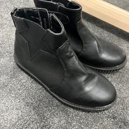 Black boots size 3 outgrown
Excellent condition