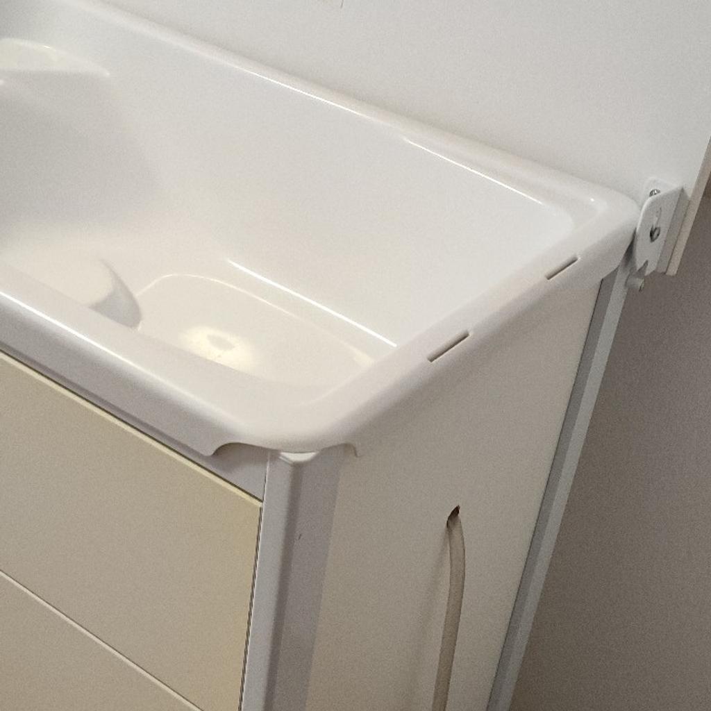 Sehr praktisch für kleine Wohnung
- 83x50x90
Badewanne, Kommode und Wickeltisch in einem und sogar auf Rädern so man kann es auch wegstellen nach der Badezeit.
Die Wickelauflage kann man abnehmen sowohl auch die Dusche, Shampoo Halterung, die kleine Badewanne rausnehmen und dann funktioniert einfach wie eine Kommode die rollen kann 👍