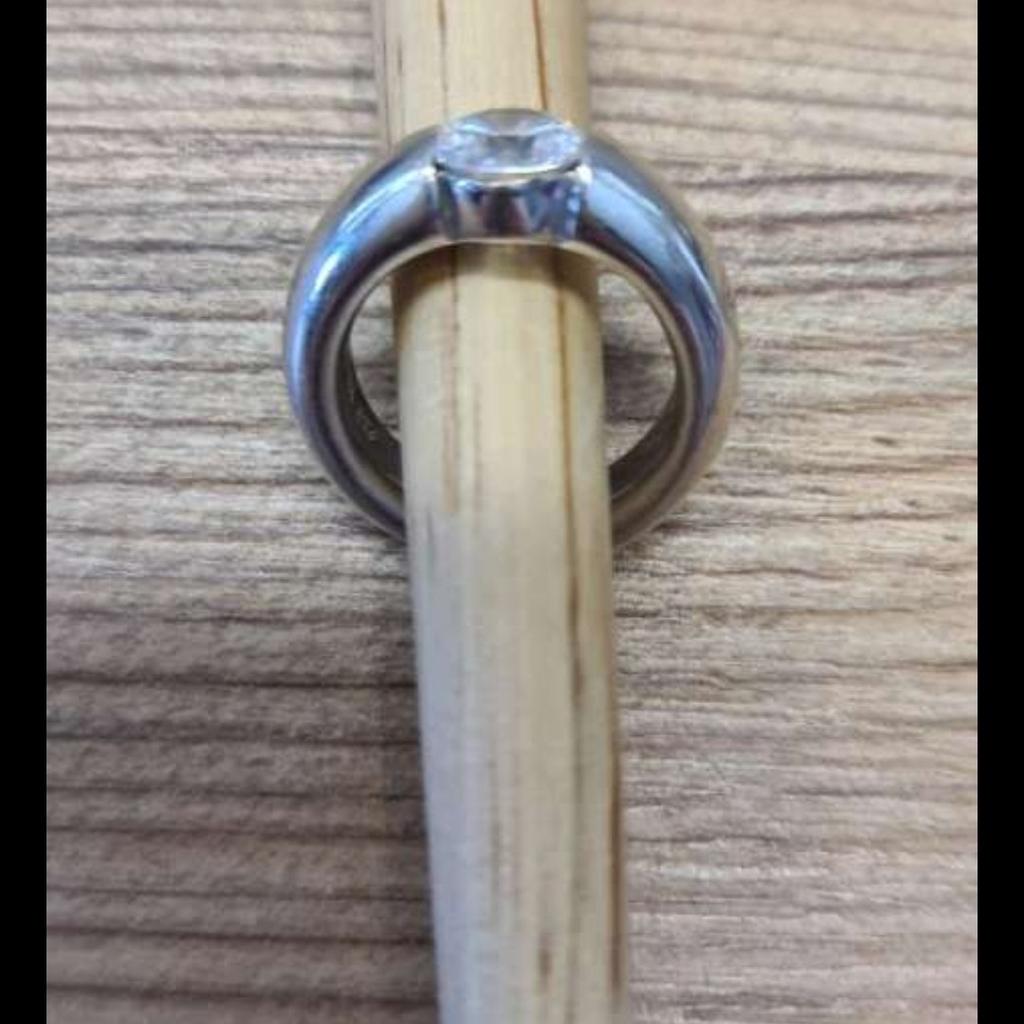 Sehr schöner, schlichter Silberring 925 mit einem Zirkonia! Durchmesser innen 16,2mm (51)
Details siehe Fotos!
Wird verkauft wie abgebildet!
Verkauf erfolgt unter Ausschluss jeglicher Gewährleistung!