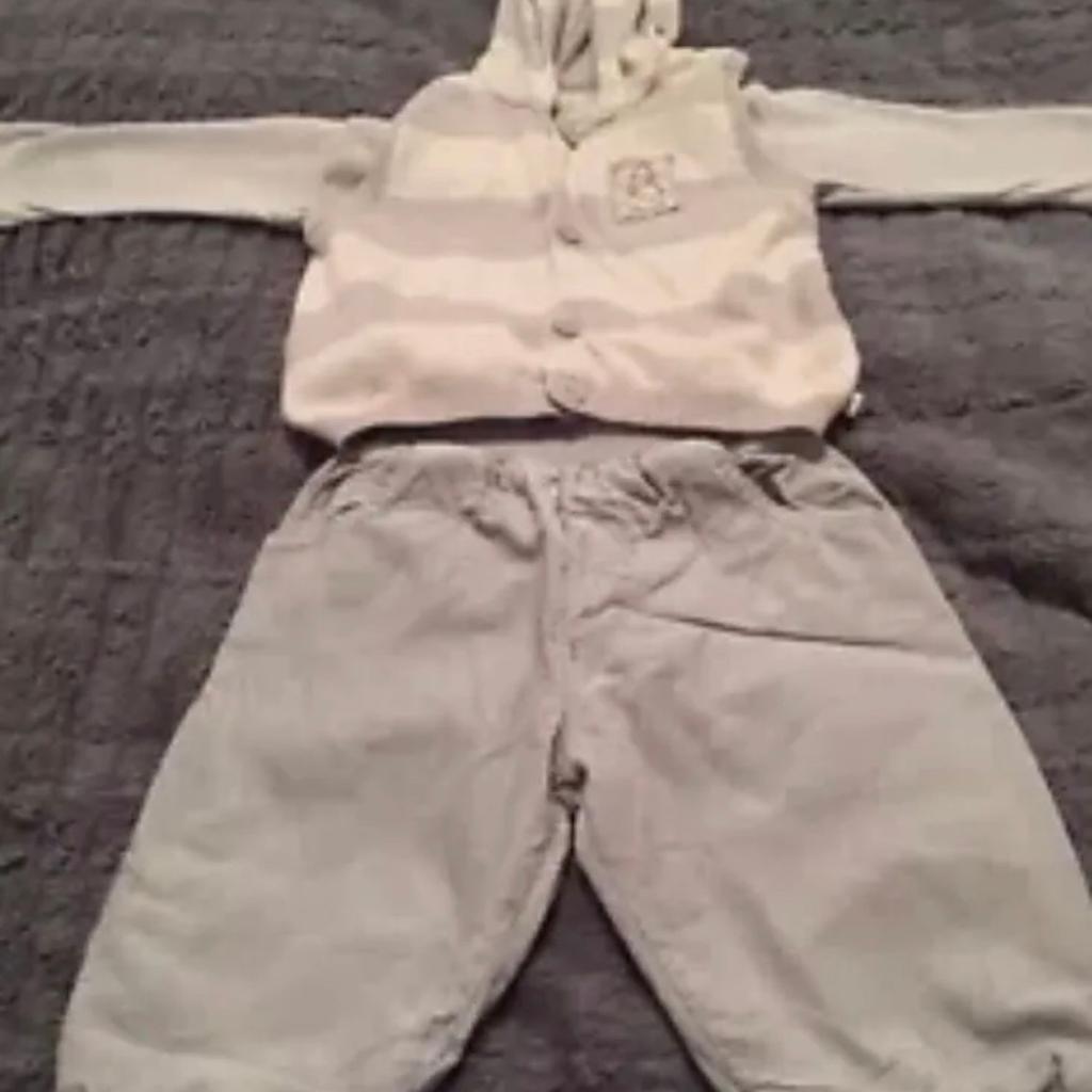 Size 3-6 months m Mothercare baby boys 3 piece outfit set by Humphrey.
This set comprises of grey striped body/vest suit, sweater and thick grey trousers.

Perfect for keeping little ones warm in the weather!
