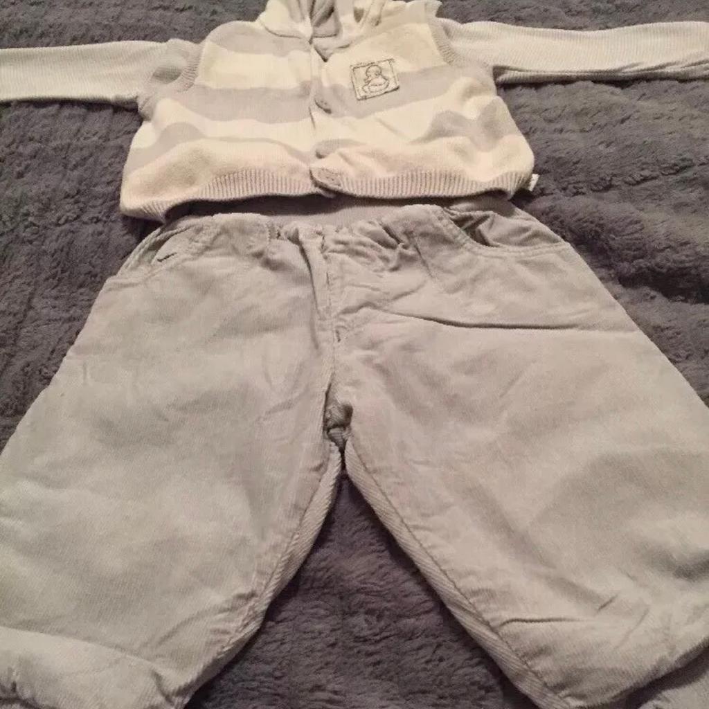 Size 3-6 months m Mothercare baby boys 3 piece outfit set by Humphrey.
This set comprises of grey striped body/vest suit, sweater and thick grey trousers.

Perfect for keeping little ones warm in the weather!