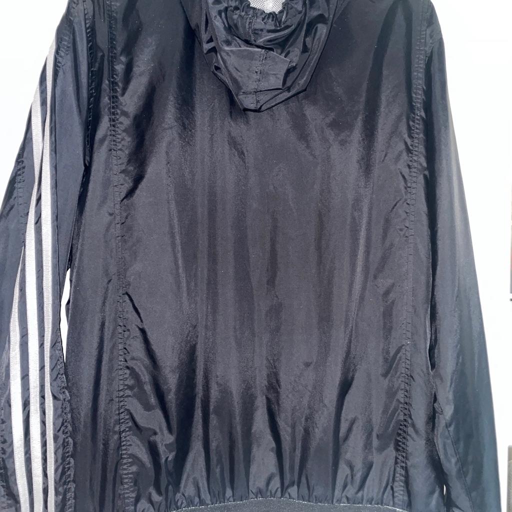 Adidas hooded windbreaker jacket
Mesh lines great clean condition.
Tiny mark on one sleeve
Size is large 23 ins p2p
