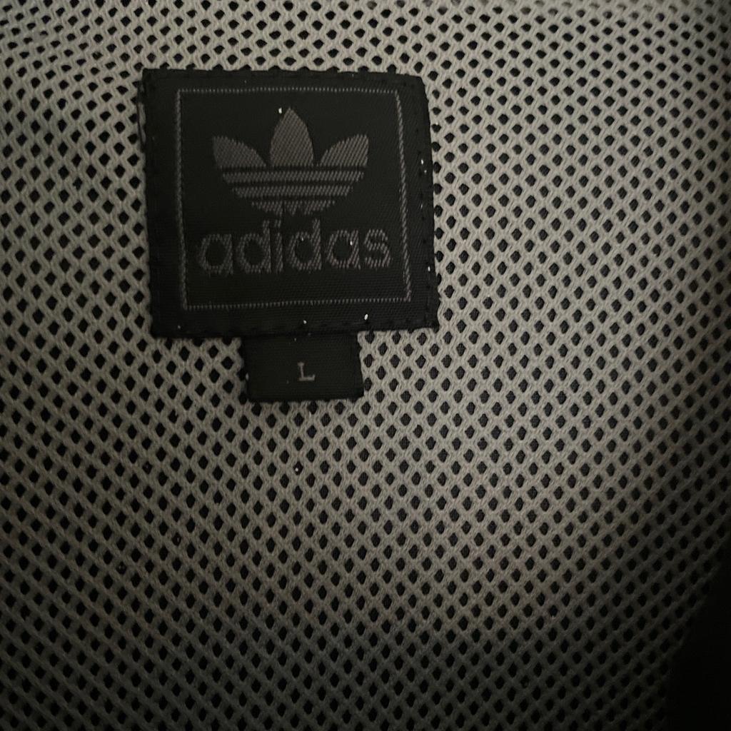 Adidas hooded windbreaker jacket
Mesh lines great clean condition.
Tiny mark on one sleeve
Size is large 23 ins p2p