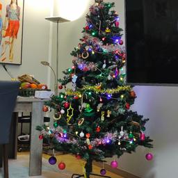 Sehr schönen Weihnachtsbaum cca 180 cm hoch , mit viele echte Tannenzapfen.  Der 🌲 wird ohne Schmuck verkauft.