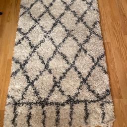 The super soft and thick Aspen shaggy is machine woven with treated high quality polypropylene creating a wool style look and feel. Hardly used, like new; 150x80