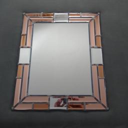 Schwerer bleiverglaster Spiegel mit mehreren Segmenten, leichte Sprünge
siehe Bild, Maße ca. 60 x 50 cm
Keine Gewährleistung, keine Rücknahme
Nur Abholung
