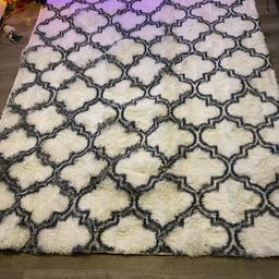 ❤️ REDUCED FOR TJIS WEEKEND ONLY, WAS £25 NOW £19 ❤️ Brand new in packaging large Black and White rug, Size 160cm by 200cm. Please take note that these rugs and thin and light making them ideal to clean as they can just be picked up and put in the washing machine. Perfect if you have pets or little people in your home. Collection from Blackburn bb1 near big Tesco. May deliver in Blackburn for a small fuel fee.
🔔Little more information: these rugs come tightly shrink wrapped so when opened there are creases in them. Once laid out for a day or so the creases come out and the rug fluffs up more🔔.
Please take a look at my other items for sale. 💕