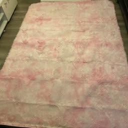 ❤️ REDUCED FOR THIS WEEKEND ONLY, WAS £25 NOW £19 ❤️ Brand new in packaging very large marble pink rug, Size 160cm by 230cm. ( The lighting on these pictures do not do justice for these rugs as they are a lot brighter)Please take note that these rugs and thin and light making them ideal to clean as they can just be picked up and put in the washing machine. Perfect if you have pets or little people in your home. Collection from Blackburn bb1 near big Tesco. May deliver in Blackburn for a small fuel fee.
🔔Little more information: these rugs come tightly shrink wrapped so when opened there are creases in them. Once laid out for a day or so the creases come out and the rug fluffs up more🔔.
Please take a look at my other items for sale. 💕