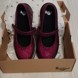 new never worn purple glitter shoes 

size 4 

collection only