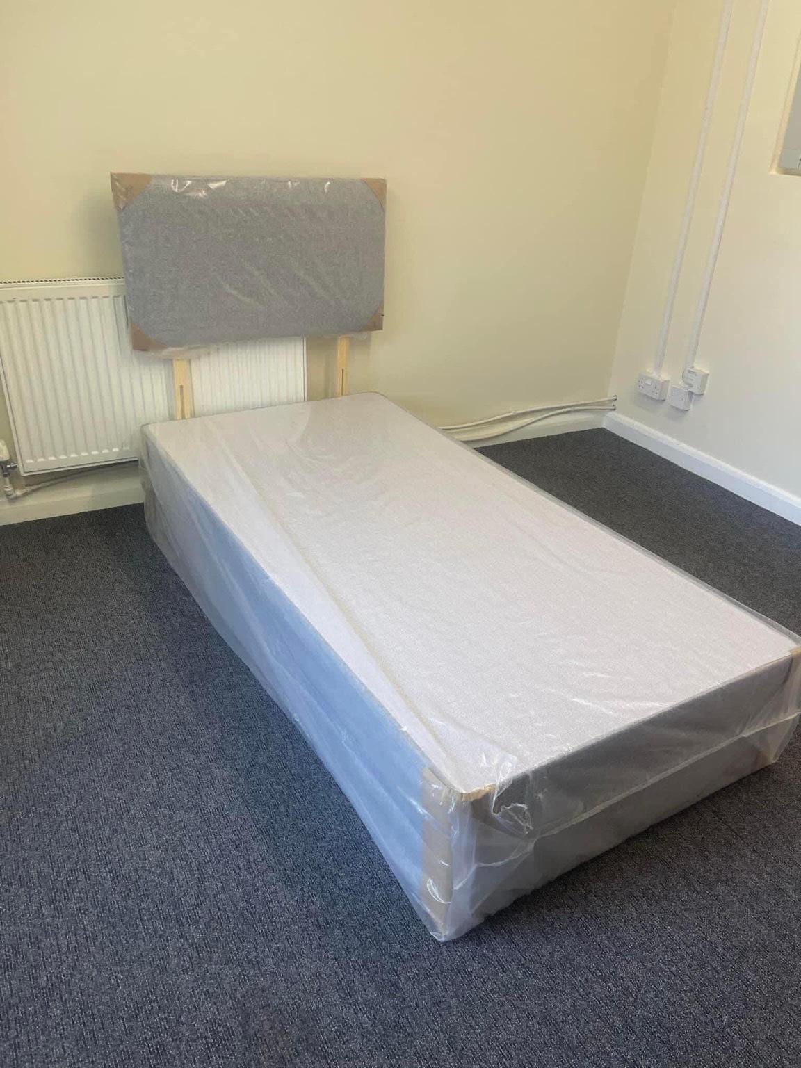 Single divan base and headboard in S62 Parkgate für 100,00 £ zum
