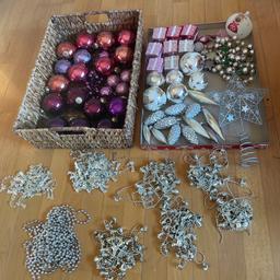 Eine Kiste voll Christbaumschmuck- Kugeln aus Glas, diverse Dekoketten.
Farben lila, rosa, Silber

Nur Abholung