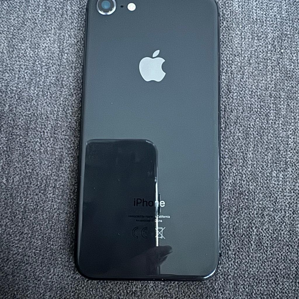 Zum Verkauf steht ein Apple iPhone 8 mit 64 GB in der Farbe Space Grey.
Das iPhone ist in einem sehr guten Zustand und natürlich voll funktionsfähig. Minimale Gebrauchsspuren an den Seiten vorhanden (siehe Bilder). Kopfhörer und ladekabel sowie Simkartenfach Öffner sind dabei.

Das iPhone kann bei Abholung getestet werden .

Eine Abholung wird bevorzugt, Versand via DHL für 5,49€ wäre ebenfalls möglich.

Privatverkauf keine Garantie, keine Gewährleistung und keine Rücknahme