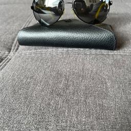 RayBan Sonnenbrille, verspiegelt, Bügelinnenseiten gelb, außen schwarz

Die Sonnenbrille befindet sich in einem sehr guten kaum getragenen Zustand.

56 13

Abholung gegen Barzahlung, Versand möglich
(versichertes Paket 5,49 EUR mit DHL)

Dies ist ein Privatverkauf, daher sind Gewährleistungsansprüche und Rücknahme ausgeschlossen.