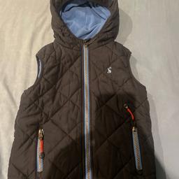 Boys warm Gillet age: 6 … brand: joules
Grey jacket age:5 … brand: Next

£5 for both
Or £3 each 

Collection only luton LU3
