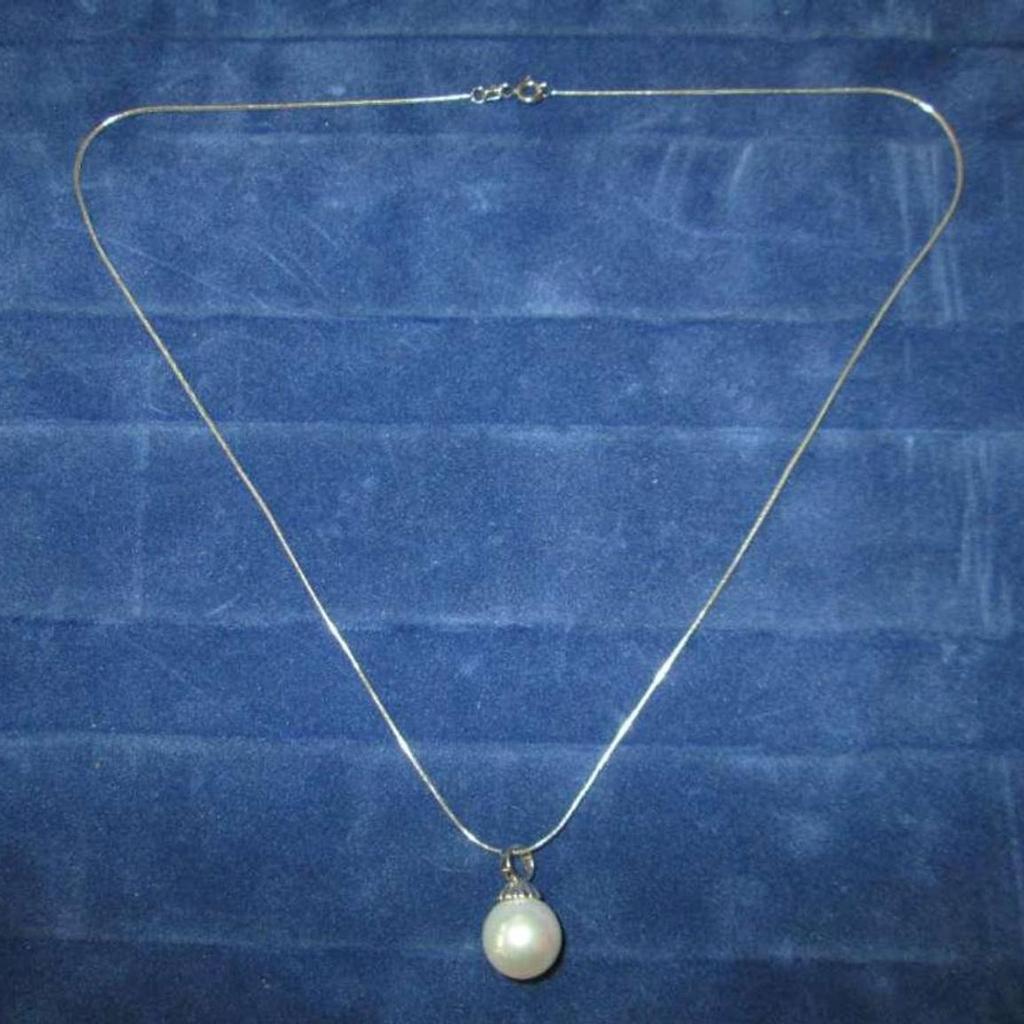 Damen Halskette 925 Silber
Sterlingsilberkette mit Anhänger Kunststoffperle weiß
Kette: lang 45 cm
Anhänger Perle (Durchmesser 1,3 cm)

Versand möglich
Privatverkauf. Keine Gewährleistung, Garantie, Rücknahme und Umtausch.