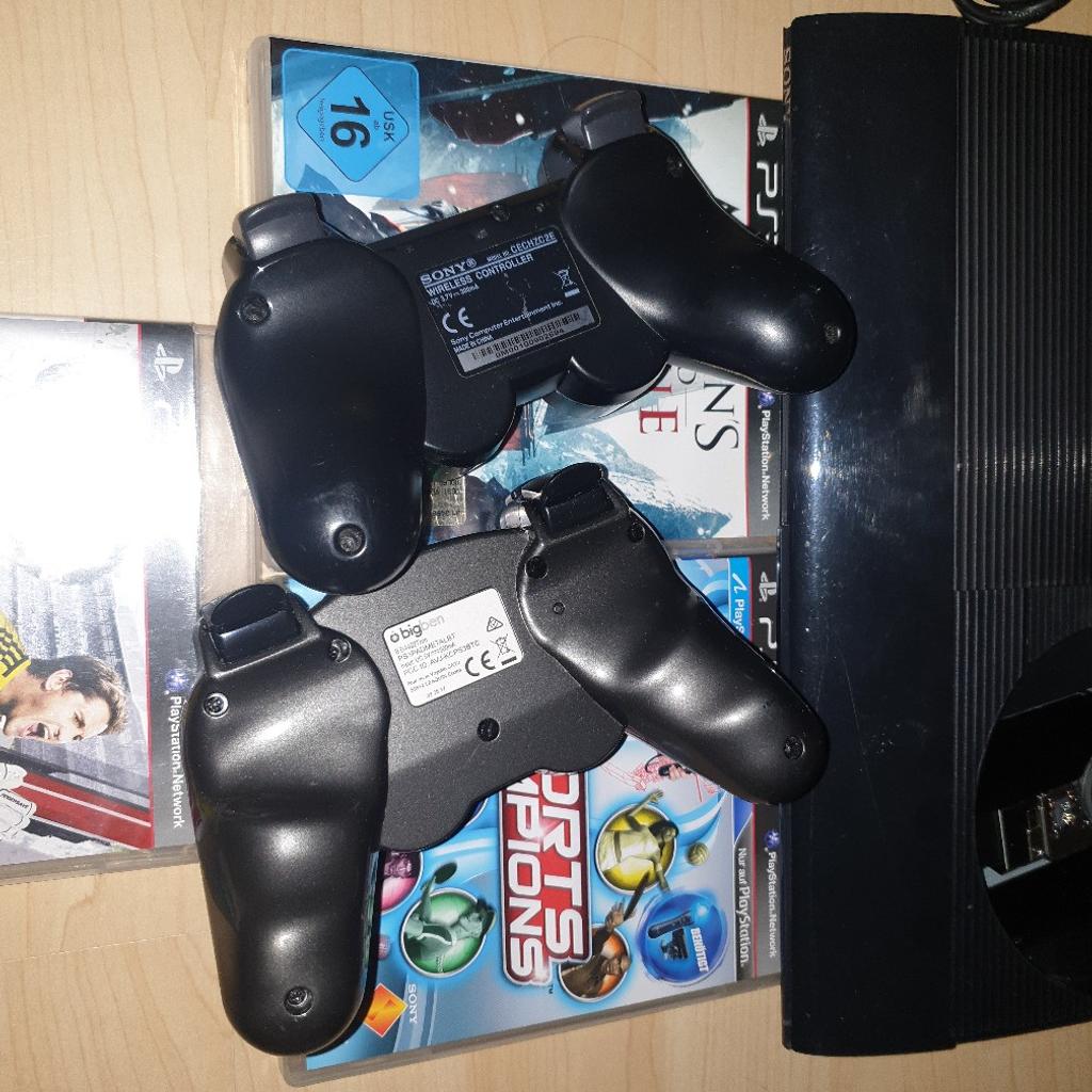 PS3 PlayStation 3 SuperSlim Konsole mit 500GB Speicherplatz + Zubehör.

Alles mal neu gekauft und damit wurde kaum gespielt.

Die PS3 hat minimale Gebrauchsspuren/feine Kratzer auf dem Klavierlack aber keine Beschädigungen und alles ist noch total sauber !

Läuft angenehm ruhig und es gab nie Probleme.

Der originale Sony Controller ist noch in einem fast neuwertigen Zustand und noch total sauber.

Der BigBen Controller ist ebenfalls fast neuwertig/sauber bis auf ein Stück Gummi am (L3)

• PS3 SuperSlim Konsole mit 500GB
• Original Sony Controller
• BigBen Controller
• Kamera
• 3 Spiele
• Stromkabel
• USB-Ladekabel

- Ohne HDMI-Kabel

Versand und PayPal für + 10Euro möglich.

Da es sich hierbei um einen Privatverkauf handelt ist jegliche Art von Rücknahme oder Umtausch ausgeschlossen!

Da ich meine Playstation Sammlung gerne auflösen möchte ist hier alles abgebildete zu verkaufen wie beispielsweise PS3/PS4 Spiele, Steelbook Editions, Konsolen, Controller und viel mehr...

Bei Fragen od