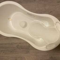 - Rounded corners and edges
- Back support for comfort
- Drainage hole and plug
- Easy to carry handles
- Fits inside adult tubs
- Suitable from birth

Used but in good condition.
Collect New Cross SE14.