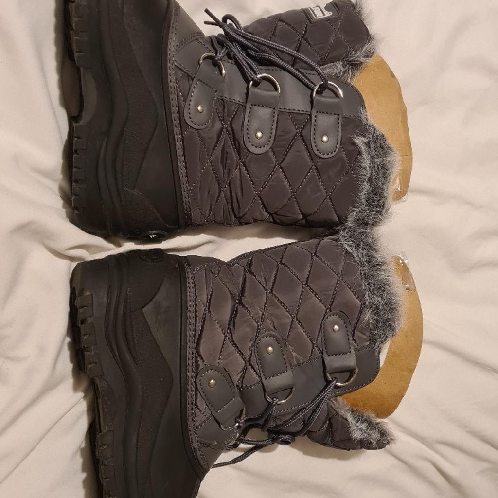 Polar grey duck boots snow boots zip fastening superb barely used condition uk5 eu38 1st 2c will buy
