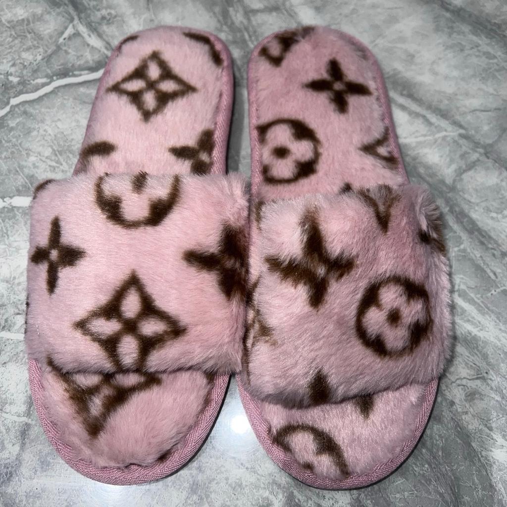 Sizes 4-7

Gorgeous LV super soft slippers
All brand new
£20 a pair
Stunning on
Can be posted
Diff colours see pics