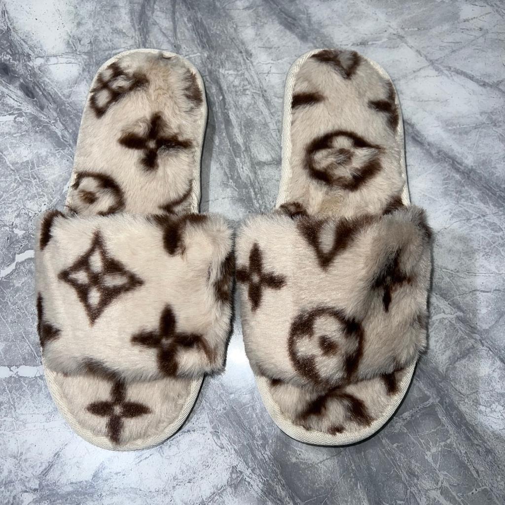 Sizes 4-7

Gorgeous LV super soft slippers
All brand new
£20 a pair
Stunning on
Can be posted
Diff colours see pics