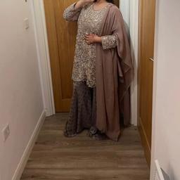 Fits medium to large, worn once, in very good condition, open to offers. Bought for £120. Heavy beaded work on kameez. Any questions pm🙃