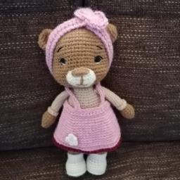 dieses süße Bärenmädchen wurde aus Alpakawolle gewünscht. (53€)

aus Baumwolle kostet es 43€

für weitere Ideen gerne auf Facebook: Häkel Liebe
oder Instagram: haekelliebe_2021 schauen