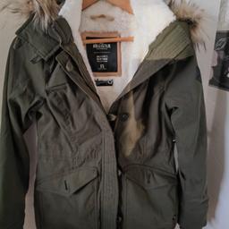 Ladies /Teens Hollister parka type coat worn only once as was to small detachable faux fur trim on hood this is in pristine condition colour KHAKI not green in colour did not get the option. From smoke and pet free home collection only
