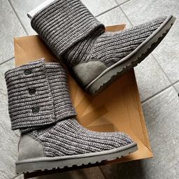 Ugg Australia Cardy Stivali In Lana Con Bottoni N. 37

Stivali Ugg Australia 
In lana di colore grigio 
Tre bottoni di colore nero
Si possono portare risvoltati bassi oppure alti 
N. 37 
Modello Classic Cardy 5819

Indossati due ore
Condizioni come da foto
Scatola originale