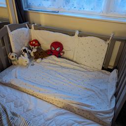 The bed can be adjusted in height (3 different positions). There are all 4 walls (without one in the photo). The mattress has never been pissed. Set of linen. I think this is suitable for children under 4 years old. size 126length, height 99, width 66.
