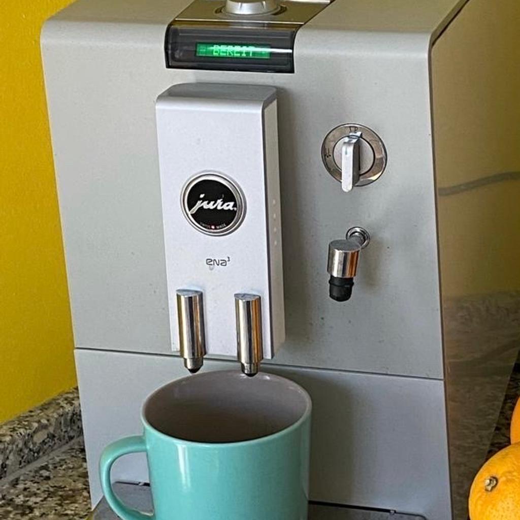 Vollautomatische Kaffeemaschine von Jura ena3
Gebraucht, ohne Garantie. Funktioniert einwandfrei. Nichtraucher und Tier freier Haushalt. Nur für Selbstabholer.