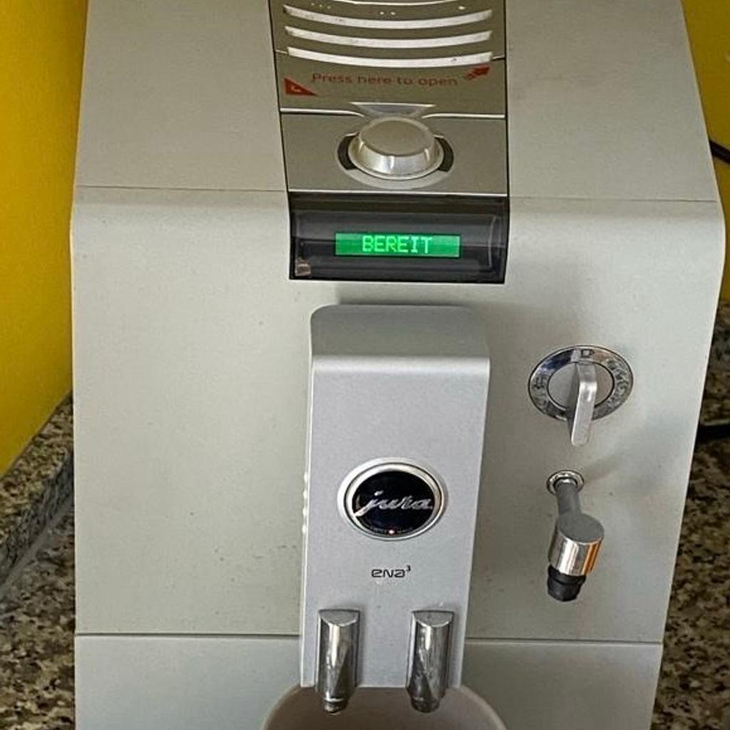 Vollautomatische Kaffeemaschine von Jura ena3
Gebraucht, ohne Garantie. Funktioniert einwandfrei. Nichtraucher und Tier freier Haushalt. Nur für Selbstabholer.