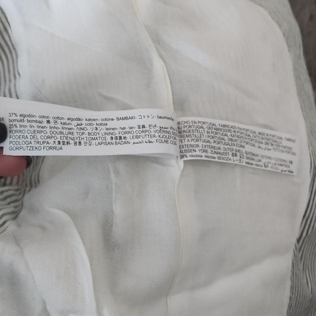 Weiss grau gestreifter Blazer von Massimo Dutti, mit Fake-Taschen und einem Knopf, mit Schulterpolstern
Ausgeschrieben mit 36, Länge ca. 61cm, Weite von Achsel zu Achsel ca. 47cm, Schulternaht zu Schulternaht ca. 40cm
Viskose, Leinen und Baumwolle
#business #office #büro #schick #elegant