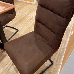 Biete 6 neuwertige Stühle an. 
Sie sind super bequem da sie gepolstert sind. 
Keine Flecken keine Risse.  
Nur zur Abholung und Festpreis 
Neupreis lag bei 179€ pro stuhl. 
100€ pro Stuhl
