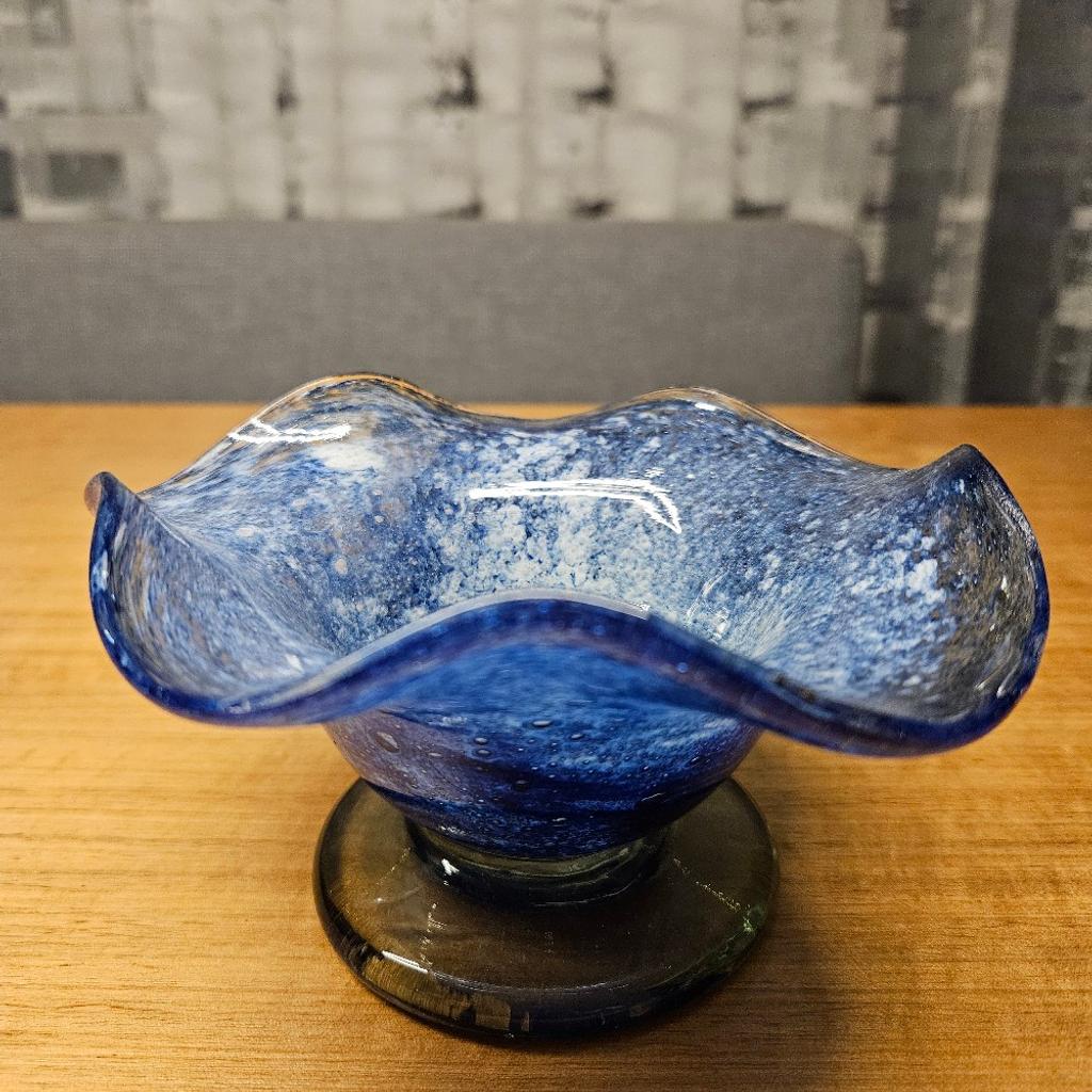 Verkaufe eine blau/weiße Glasschale.

Höhe ca. 8,5 cm
Durchmesser ca. 14,5 cm