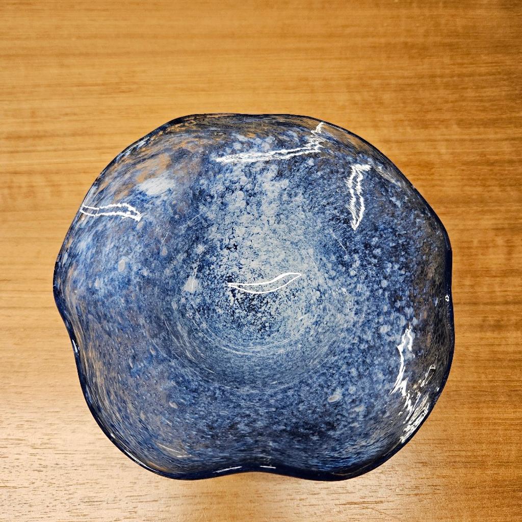 Verkaufe eine blau/weiße Glasschale.

Höhe ca. 8,5 cm
Durchmesser ca. 14,5 cm